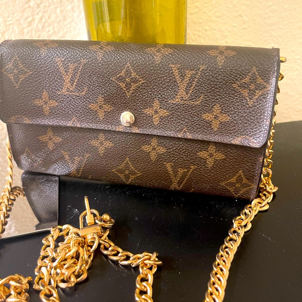 Louis Vuitton long monogram wallet chain included  🎁EUC
